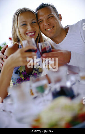 Restaurant, couple, heureusement, bras dessus bras dessous, wineglasses, lever le verre de l'intérieur, bar, jeune, vin, verres, vin rouge, alcool, boisson, alcool, boissons, boissons, d'affection, d'amour, tombe amoureux, heureusement, les loisirs, vie, sourire, embrasser, tuning, touch, touch positivement Banque D'Images