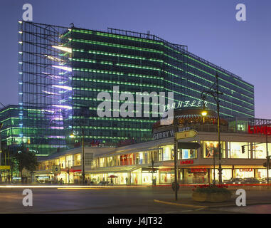 Allemagne, Berlin, Kurfürstendamm, nouveau Kranzler, coin nuit à l'extérieur, la ville, capitale, siège du gouvernement, scène de rue, piéton, Kranzlereck, bâtiment, façade de verre, architecte, H.Jahn, café de Kranzler, monument architectural historique, la nuit Banque D'Images