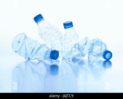 Les bouteilles en plastique écrasées, studio shot. Banque D'Images