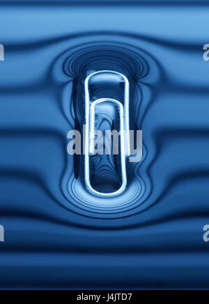 Trombone flottant sur la surface de l'eau. Banque D'Images