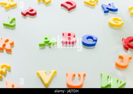 Lettres de l'alphabet coloré, studio shot. Banque D'Images