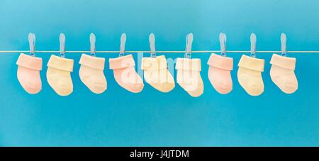 Chaussettes bébé suspendu à un lave-ligne. Banque D'Images