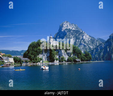 L'Autriche, chambre de sel, Traunkirchen, Traunsee, bateaux, John's à l'extérieur de l'église, l'été, Salzburg, Salzburg Pays, montagne, Traunstein, 1691 m, John's Mountain, l'Eglise, de la promenade en front de mer, lac, vue locale, lieu, village de vacances, voiliers Banque D'Images