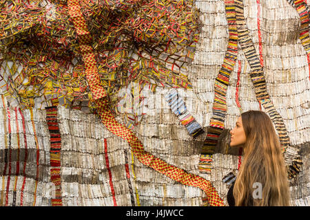 Londres, Royaume-Uni. 12 mai 2017. L'élaboration de la terre plus de racines, 2011, par l'artiste El Anatsui du Ghana, 650,000-850 GBP est 000. Sotheby's dévoile sa première vente d'art africain contemporain et moderne à ses nouveaux locaux de Bond Street. 115 œuvres de plus de 60 artistes de 14 pays à travers le continent sont sur l'écran jusqu'à la vente le 16 mai 2017. Banque D'Images