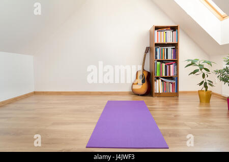 Tapis de yoga en chambre loft vide intérieur Banque D'Images