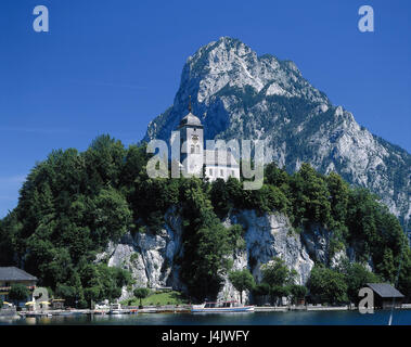 L'Autriche, chambre de sel, Traunsee, Traunkirchen, John's à l'extérieur de l'église, l'été, Salzburg, Salzburg Pays, montagne, Traunstein, 1691 m, John's Mountain, l'Eglise, de la promenade en front de mer, lac Banque D'Images