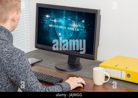 Homme avec système antivirus Banque D'Images