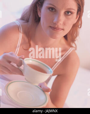 Femme, verre, portrait lifestyle, jeune, rousse, poil long, le thé, tasse, thé, verre, sourire, s'asseoir, Close up Banque D'Images