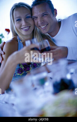 Restaurant, couple, heureusement, embrasser, wineglasses, lever le verre de l'intérieur, bar, jeune, vin, verres, vin rouge, alcool, boisson, alcool, boissons, boissons, d'affection, d'amour, tombe amoureux, heureusement, les loisirs, vie, sourire, embrasser l'accordage, positivement, touch, touch, bras dessus bras dessous Banque D'Images