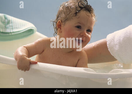 Baignoire Enfant, Mère, Détail, Mains, Bébé, D'une Baignoire À La Maison,  Femme, Enfant, Nourrisson, Enfant, S'asseoir, Baignoire, Baignoire Bébé,  D'hygiène, Soins Personnels, Soins, Soins De Bébé, Puériculture, Laver, De  L'éducation, De Protection,