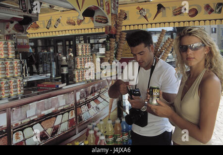 Italie, Rome, kiosque, couple, verre, boutique, payer le capital, vacances, vacancier, touristiques, d'affaires, de chargement, de soif, rafraîchissements, boissons sans alcool, faire des achats, vous pourrez également commander des boissons, achats, ventes, vendre, de l'économie Banque D'Images