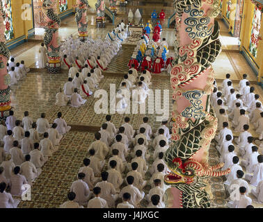 Vietnam, province de Tay Ninh Hoa, Caodai Long, lac sacré, temple, les croyants à l'intérieur, de l'intérieur tourné, l'Asie, construit en 1926, les croyants, la religion, la foi, la prière, la prière, le service, à partir de ci-dessus, point d'intérêt Banque D'Images