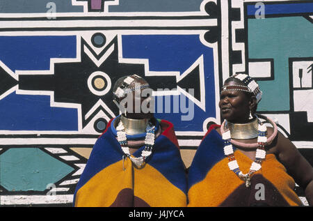 L'Afrique du Sud, village Ndebele, mur de défense, les femmes, les non-blancs, s'asseoir le modèle ne libération RSA, Afrique, Afrique du Sud, Transvaal-Ndebele, bantou, souche Ndebele, Africains, vêtements, bijoux, traditionnellement, la culture, l'art, peinture, peinture, couleurs vives, folklore, genre Banque D'Images