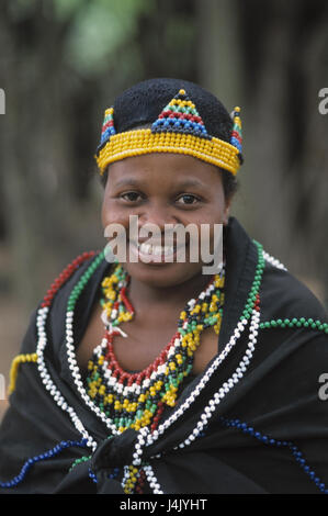 L'Afrique du Sud, Kwazulu-Natal, Damazulu, village de zoulou, les sections locales, heureusement, le portrait, le modèle ne libération RSA, Afrique, Afrique du Sud, Kwazulu Natal, village, habitant, africaine, les non-blancs, vêtements, traditionnellement, le folklore, la culture, les traditions, les bijoux, la coiffure, des bijoux de perle Banque D'Images