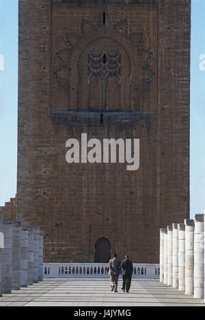 Maroc, Rabat, la tour Hassan, le détail, les hommes, vue de dos, le modèle ne libération, l'Afrique, la ville, la tour Hassan, tour, monument, minaret carré, allégement de la pierre, de la structure, de style architectural, point d'intérêt, de la culture, de l'extérieur Banque D'Images