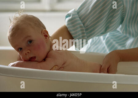 Baignoire Enfant, Mère, Détail, Mains, Bébé, D'une Baignoire À La Maison,  Femme, Enfant, Nourrisson, Enfant, S'asseoir, Baignoire, Baignoire Bébé,  D'hygiène, Soins Personnels, Soins, Soins De Bébé, Puériculture, Laver, De  L'éducation, De Protection,