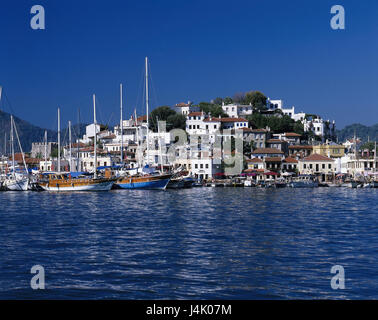 La Turquie, Marmaris, vue sur ville, Castle Mountain, port de l'Europe, sur la mer Egée, côte, maisons, maisons, bateaux, navires, bateaux de pêche, à l'extérieur Banque D'Images