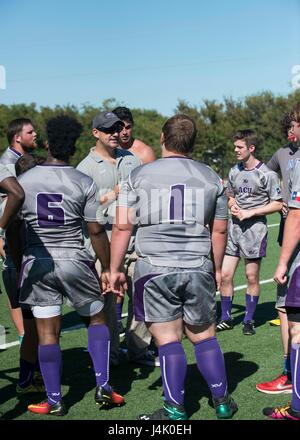 Tech. Le Sgt. Keith Goeddertz, qui est affecté au 7e Escadron des Forces de sécurité, parle à l'Abilene Christian University Rugby équipe pendant la moitié du temps à un stade en plein air de Abilene, Texas, le 1er octobre 2016. Goeddertz est l'entraîneur en chef pour l'équipe et l'hôte d'un match avec la pratique et mêlée de direction de base Dyess' de participer à l'équipe avec le collège local. (U.S. Air Force photo par un membre de la 1re classe Katherine Miller) Banque D'Images