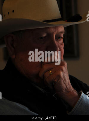 Billy Jack Barrett, Pine Valley Ranch Equestrian Center manager, vise une situation dans son bureau, le 3 novembre 2016, à l'US Air Force Academy Equestrian Center, Colorado Springs, Colorado Barrett, un ancien combattant de l'armée américaine, est un membre fondateur du centre de bien-être du guerrier blessé, qui aide les soldats blessés et leurs familles à faire face au stress de la vie militaire. (U.S. Air Force photo/Navigant de première classe Jenna K. Caldwell) Banque D'Images