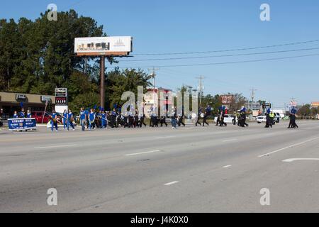 La Richland High School Marching Band et color guard effectuer lors de la 21e Journée des anciens combattants annuel Parade, Jacksonville, NC, le 5 novembre 2016. Le Défilé des anciens combattants, organisé par Rolling Thunder Inc. Chapitre NC-5, a été observée par les anciens combattants, les militaires et les résidents de Jacksonville et a montré l'appui des membres des forces armées. (U.S. Marine Corps photo par Lance Cpl. Ursula C. Estrella) Banque D'Images