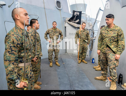 161107-N-LR795-016 OCÉAN PACIFIQUE (nov. 7, 2016) marins et Marines perceuse avec le Corps des marines sous-officier pendant l'épée bien sûr les caporaux à bord du quai de transport amphibie USS Somerset (LPD 25). Le Somerset est sur son premier déploiement en tant que partie de l'île de Makin groupe amphibie, et opère dans le domaine de la 7e Flotte des États-Unis avec l'entrepris 11e Marine Expeditionary Unit à l'appui de la sécurité et de la stabilité dans la région du Pacifique-Indo-Asia. (U.S. Photo de la marine par le maître de 3e classe Amanda Chavez/libérés) Banque D'Images