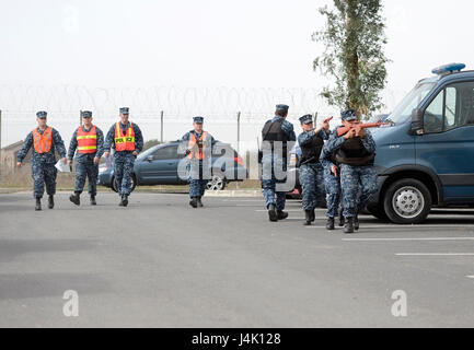 161108-N-GC965-092 NAS Sigonella, Sicile (nov. 8, 2016) de la base aéronavale de Sigonella (NAS) de la force de réaction de sécurité répond à une attaque simulée lors d'une force de lutte contre le terrorisme, la protection de l'évolution de la formation le 8 novembre. Sigonella NAS est une base opérationnelle à terre qui permet aux alliés des États-Unis, et les forces du pays partenaire, d'être là où ils sont nécessaires et quand ils sont nécessaires pour assurer la sécurité et la stabilité en Europe, d'Afrique et d'Asie du Sud-Ouest. (U.S. Photo de la marine du Maître de 2e classe Ramon Rendez/libérés) Banque D'Images