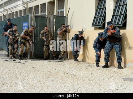 161108-N-GC965-296 SIGONELLA, SICILE (nov. 8, 2016) de la base aéronavale de Sigonella (NAS) de la force de réaction de sécurité et le personnel de sécurité de la Force Aérienne Italienne approche l'entrée d'un immeuble lors d'une protection de la force anti-terroriste de l'évolution de la formation. Sigonella NAS est une base opérationnelle à terre qui permet aux alliés des États-Unis, et les forces du pays partenaire, d'être là où ils sont nécessaires et quand ils sont nécessaires pour assurer la sécurité et la stabilité en Europe, d'Afrique et d'Asie du Sud-Ouest. (U.S. Photo de la marine du Maître de 2e classe Ramon Rendez/libérés) Banque D'Images