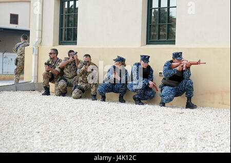 161108-N-GC965-333 NAS Sigonella, Sicile (nov. 8, 2016) de la base aéronavale de Sigonella (NAS) de la force de réaction de sécurité et le personnel de sécurité de la Force Aérienne Italienne approche l'entrée d'un immeuble lors d'une force de lutte contre le terrorisme, la protection de l'évolution de la formation le 8 novembre. Sigonella NAS est une base opérationnelle à terre qui permet aux alliés des États-Unis, et les forces du pays partenaire, d'être là où ils sont nécessaires et quand ils sont nécessaires pour assurer la sécurité et la stabilité en Europe, d'Afrique et d'Asie du Sud-Ouest. (U.S. Photo de la marine du Maître de 2e classe Ramon Rendez/libérés) Banque D'Images