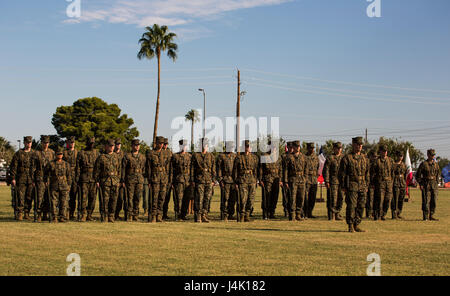 Les Marines américains avec le Siège et l'escadron participe à la formation d'un peloton lors de l'examen annuel gâteau symbolique et historique pageant uniforme pour célébrer le 241e anniversaire du Corps des Marines au Marine Corps Air Station Yuma (Arizona), le 10 novembre 2016. Le Pageant uniforme et gâteau symbolique sont les traditions annuelle organisée pour fêter l'anniversaire du Corps des Marines, l'honneur de marine du passé, présent et futur et signifier la disparition des traditions d'une génération à l'autre. (U.S. Marine Corps photo par Lance Cpl. Christian Cachola/libérés) Banque D'Images