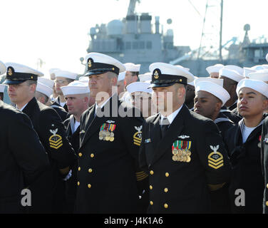 NORFOLK, Virginie (nov. 10, 2016) les marins en formation stand pendant la cérémonie de passation de commandement de la classe Los Angeles sous-marin d'attaque rapide USS Newport News (SSN 750) à bord de la station navale de Norfolk. Newport News est le troisième navire de la Marine américaine à être nommée d'après la ville de Newport News, en Virginie (É.-U. Photo de la marine par le Premier maître de Darryl I. Wood/libérés) Banque D'Images