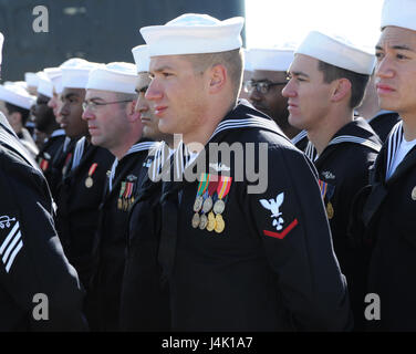 NORFOLK, Virginie (nov. 10, 2016) les marins en formation stand pendant la cérémonie de passation de commandement de la classe Los Angeles sous-marin d'attaque rapide USS Newport News (SSN 750) à bord de la station navale de Norfolk. Newport News est le troisième navire de la Marine américaine à être nommée d'après la ville de Newport News, en Virginie (É.-U. Photo de la marine par le Premier maître de Darryl I. Wood/libérés) Banque D'Images