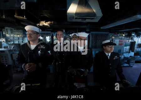 161110-N-ZE250-015 MER MÉDITERRANÉE (nov. 10, 2016) Les marins à bord de l'USS Carney (DDG 64) l'homme la tête en arrivant au port de Pirée, Grèce. Carney, une classe Arleigh Burke destroyer lance-missiles, l'avant-déployé à Rota, Espagne, effectue une patrouille de routine dans le domaine de la flotte des États-Unis 6e des opérations à l'appui des intérêts de sécurité nationale des États-Unis en Europe. (U.S. Photo de la marine par le maître de 3e classe Weston Jones/libérés) Banque D'Images