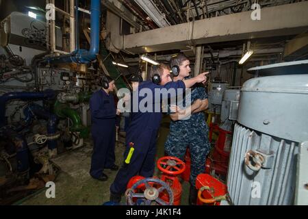 1611012-N-DJ750-123 OCÉAN PACIFIQUE (nov. 12, 2016) - de la classe Arleigh Burke destroyer lance-missiles USS Sampson (DDG 102) ens marins. Marianne Estrada, à partir de Las Vegas, Nevada, à gauche, et le Maître de 3e classe Brian Duhamel, de Palm Harbor, Floride, droit, de recevoir une visite de l'espace moteur de bateau à partir de la Royal New Zealand Navy les marins à bord de Sa Majesté Navire néo-zélandais Endeavour. Sampson fera rapport au Troisième flotte américaine, basée à San Diego, lors d'un déploiement à l'ouest du Pacifique dans le cadre de la flotte américaine du Pacifique visant à étendre la commande et des fonctions de contrôle dans la troisième flotte Banque D'Images