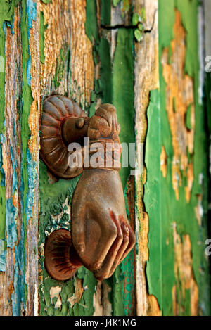 Knocker sur une vieille porte à Lemessos (Limassol) ville, à Chypre. Banque D'Images