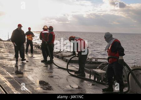 Mer Méditerranée (déc. 10, 2016) marins participent à un accident et de forage de récupération sur le pont de vol de missiles de l'cruiser USS San Jacinto (CG 56). San Jacinto, déployés dans le cadre du groupe aéronaval d'Eisenhower, mène des opérations navales dans la sixième flotte américaine zone d'opérations à l'appui de la sécurité nationale des États-Unis en Europe. (U.S. Photo de la marine par le lieutenant J.G. Katrina R. Jorsch) Banque D'Images