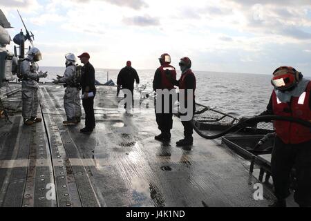 Mer Méditerranée (déc. 10, 2016) marins participent à un accident et de forage de récupération sur le pont de vol de missiles de l'cruiser USS San Jacinto (CG 56). San Jacinto, déployés dans le cadre du groupe aéronaval d'Eisenhower, mène des opérations navales dans la sixième flotte américaine zone d'opérations à l'appui de la sécurité nationale des États-Unis en Europe. (U.S. Photo de la marine par le lieutenant J.G. Katrina R. Jorsch) Banque D'Images