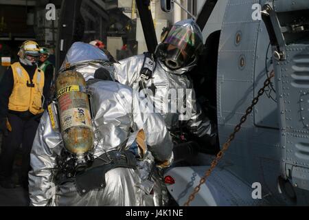 Mer Méditerranée (déc. 10, 2016) marins participent à un accident et de forage de récupération sur le pont de vol de missiles de l'cruiser USS San Jacinto (CG 56). San Jacinto, déployés dans le cadre du groupe aéronaval d'Eisenhower, mène des opérations navales dans la sixième flotte américaine zone d'opérations à l'appui de la sécurité nationale des États-Unis en Europe. (U.S. Photo de la marine par le lieutenant J.G. Katrina R. Jorsch) Banque D'Images