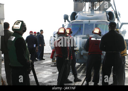 Mer Méditerranée (déc. 10, 2016) marins participent à un accident et de forage de récupération sur le pont de vol de missiles de l'cruiser USS San Jacinto (CG 56). San Jacinto, déployés dans le cadre du groupe aéronaval d'Eisenhower, mène des opérations navales dans la sixième flotte américaine zone d'opérations à l'appui de la sécurité nationale des États-Unis en Europe. (U.S. Photo de la marine par le lieutenant J.G. Katrina R. Jorsch) Banque D'Images