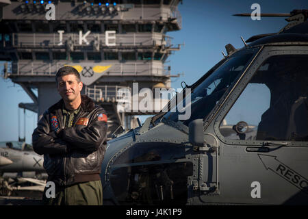 161212-N-U653-044 MER MÉDITERRANÉE (déc. 12, 2016) Le capitaine Robert Aguilar, directeur général de le porte-avions USS Dwight D. Eisenhower (CVN 69) (Ike), pose pour un portrait sur le pont d'envol du navire. Ike, actuellement déployé dans le cadre du groupe aéronaval d'Eisenhower, mène des opérations navales dans la sixième flotte américaine zone d'opérations à l'appui de la sécurité nationale des États-Unis en Europe. (U.S. Photo de la marine par le maître de 3e classe Nathan T. Barbe) Banque D'Images