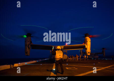 170115-M-OC926-119 OCÉAN ATLANTIQUE (janvier 1985). 15, 2017) Les Marines affectés à la Compagnie India, l'Équipe de débarquement du bataillon, 3e Bataillon, 6e Régiment de Marines, 24e Marine Expeditionary Unit (MEU) commencent à bord d'un MV-22 Osprey à bord du USS Mesa Verde (LPD 19) au cours de l'exercice de l'unité de formation composite (COMPTUEX). L'exercice est la 24e finale de l'Écomusée du pays de l'évaluation en mer conçu pour les Marines et les marins d'accroître l'efficacité opérationnelle avant le déploiement. (U.S. Marine Corps photo par le Cpl. Hernan Vidana/libérés) Banque D'Images