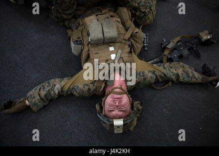 Le Cpl. Tanner Larson avec l'Équipe de débarquement du bataillon, 3e Bataillon, 6e Régiment de Marines, 24e Marine Expeditionary Unit, simule d'être une victime au cours d'un exercice d'évacuation blessés à bord de l'USS Mesa Verde (LPD 19) en mer, le 17 janvier 2017 au cours de l'exercice de l'unité de formation Composite. COMPTUEX est la 24e finale de l'Écomusée du pays de l'évaluation en mer conçu pour les Marines et les marins d'accroître l'efficacité opérationnelle avant le déploiement. (U.S. Marine Corps photo par le Cpl. Hernan Vidana) Banque D'Images