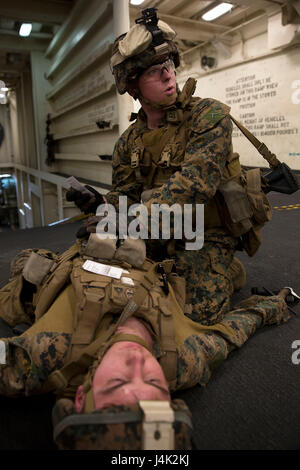 Lance le Cpl. Brandon Vanderhoof avec l'Équipe de débarquement du bataillon, 3e Bataillon, 6e Régiment de Marines, 24e Marine Expeditionary Unit, traite une victime simulée lors d'un exercice d'évacuation blessés à bord de l'USS Mesa Verde (LPD 19) en mer, le 17 janvier 2017 au cours de l'exercice de l'unité de formation Composite. COMPTUEX est la 24e finale de l'Écomusée du pays de l'évaluation en mer conçu pour les Marines et les marins d'accroître l'efficacité opérationnelle avant le déploiement. (U.S. Marine Corps photo par le Cpl. Hernan Vidana) Banque D'Images