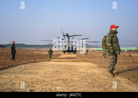 170118-N-SR567-007 POHANG, République de Corée (janv. 18, 2017) Les marins américains attachés à la lutte contre les mines d'Hélicoptère 14 Escadron (HM-14) et République de Corée Marines attaché à la 21e bataillon aéroporté, participer à des exercices de parachute à Pohang. HM-14, le "monde" célèbre dans le monde entier, maintenir une avant-garde 72 heures (contre les mines dans l'AMCM) déploiement rapide d'une posture, deux avions de l'avant-déployé à bord vertical AMCM et la capacité de livraison dans la zone de responsabilité de la 7ème flotte. (U.S. Photo par marine Spécialiste de la communication de masse 3 Classe Wesley J. Breedlove) Banque D'Images