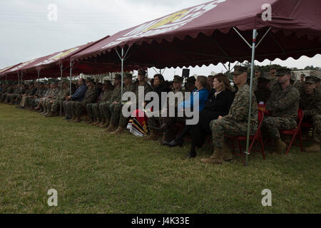 Les membres de leurs familles et assister à une cérémonie de passation de commandement de la 3e Division de Marines sur Camp Courtney, Okinawa, Japon, le 20 janvier 2017. Le major-général Richard L. Simcock II a cédé le commandement au Major général Craig Q. Timberlake. (U.S. Marine Corps photo par MCIPAC le Caméra de combat. Damion Hatch Jr) Banque D'Images