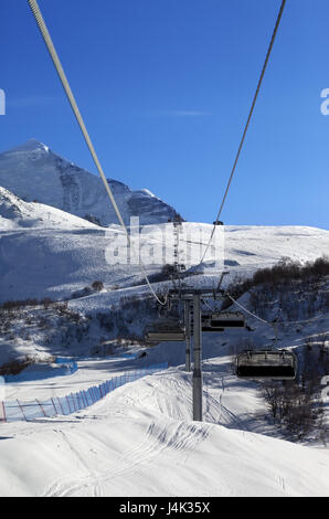 Télésiège au ski en hiver soleil matin. Montagnes du Caucase. Mont Tetnuldi Svaneti, région de la Géorgie. Banque D'Images