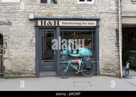 Vélo et randonnée dans le H & H la coiffure pour hommes, Castle Street, Cirencester, Gloucestershire, Angleterre Banque D'Images