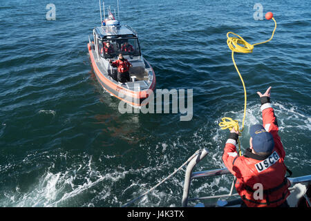 Le personnel de la Garde côtière mène une formation au large de Manasquan, New Jersey, à l'aide d'un bateau de sauvetage à moteur de 47 pieds pour pratiquer des opérations de sauvetage avec un bateau Response Boat de 29 pieds-Small. L'exercice est axé sur la coordination de l'équipage, la manutention en ligne et les procédures de sécurité maritime. Banque D'Images