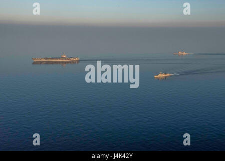 170305-N-KO401-136 MER MÉDITERRANÉE (5 mars 2017) Le porte-avions USS George H. W. Bush (CVN 77) effectue un exercice de passage (PASSEX) avec le croiseur lance-missiles USS mer des Philippines (CG 58) et la marine hellénique frégates de la classe Elli HN Kountouriotis (F-462). Le George H. W. Groupe aéronaval du Bush mène des opérations navales dans la sixième flotte américaine zone d'opérations à l'appui des intérêts de sécurité nationale. (U.S. Photo par marine Spécialiste de la communication de masse de 3e classe Michael B. Zingaro/libérés) Banque D'Images