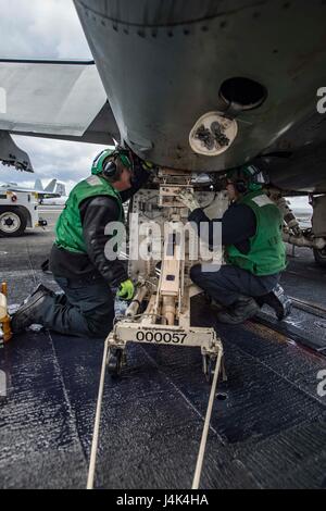 170315-N-OS569-028 OCÉAN ATLANTIQUE (15 mars 2017) l'Aviation Machiniste 4400 aviateurs Anthony Molina, à gauche, à partir d'Edna, Texas, et l'Aviation 4400 Machiniste Airman Austin Turner, de Harrisburg, Pa., conduite entretien des aéronefs sur le pont d'envol du porte-avions USS Dwight D. Eisenhower (CVN 69) (Ike). Ike est actuellement à des qualifications d'un porte-avions au cours de la phase de maintien en puissance de la flotte (Plan d'intervention optimisés OFRP). (U.S. Photo par marine Spécialiste de la communication de masse matelot Zach Sleeper) Banque D'Images