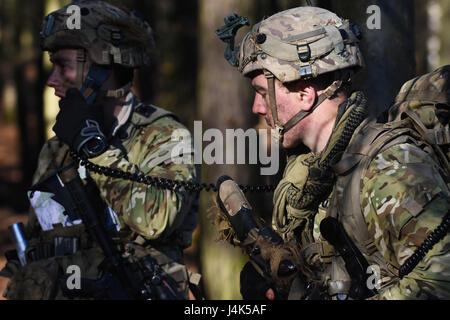 Les parachutistes de l'armée américaine de la Compagnie Charlie, 1-503rd, 173e Brigade aéroportée établir la communication sur la radio pendant l'esprit allié VI en Hohenfels, Allemagne, le 27 mars 2017. (U.S. Photo de l'armée par la CPS. Taylor Hoganson) Banque D'Images